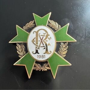 Tiffany & Co 1981 Mardi Gras Krewe Pin – Green Enamel Cross, Laurel Wreath